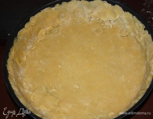 Достаем из холодильника и раскатываем на присыпанной мукой поверхности. Выкладываем в форму, смазанную маслом, и ставим в разогретую до 180 градусов духовку на 20 минут.