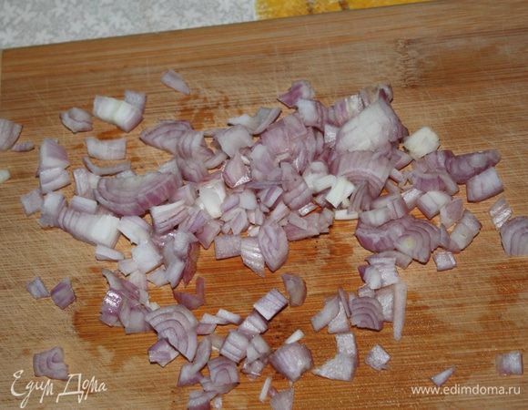 Нарезаем лук, солим и перчим его и тщательно перемешиваем в тарелке, немного его сжимая.