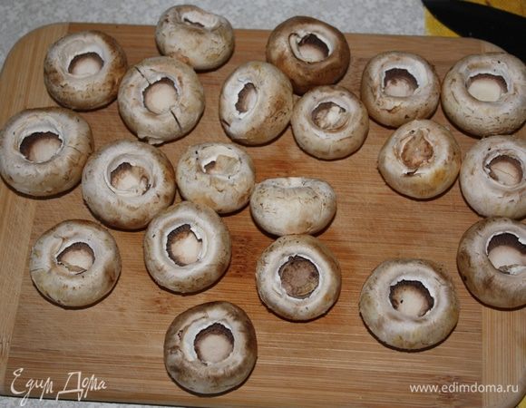 Я выбирала шампиньоны примерно одного размера и хотела положить их целиком (как на фото в журнале), у них я только убрала ножки. А вообще можно взять любые и порезать на четвертинки.