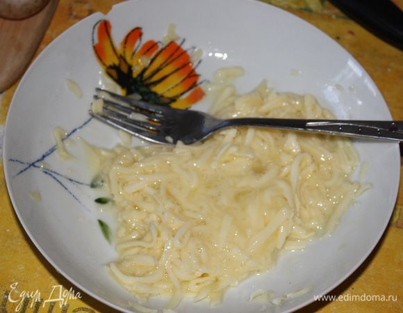 Натираем сыр, солим и смешиваем с сырым яйцом.