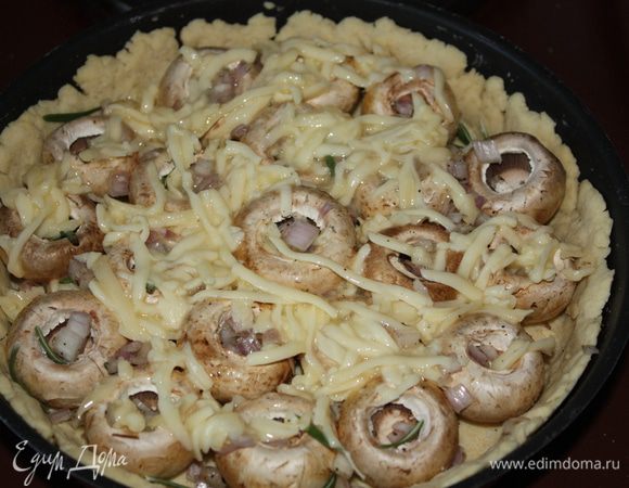 Достаем корж из духовки начинаем выкладывать начинку. Сначала лук, грибы (солим и перчим их и посыпаем розмарином), а потом смесь сыра и яйца. Если вы берете целые шампиньоны, то первым слоем выкладываем половину сыра с яйцом, а потом и все остальное. Это было проверено опытным путем,  сухо получилось. 