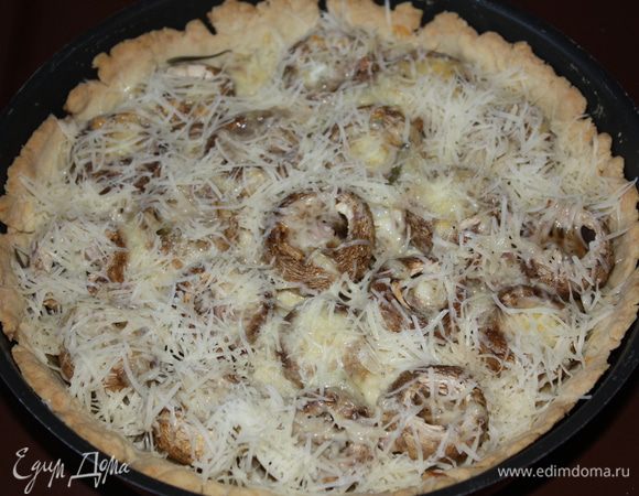 Ставим на 20 минут в духовку, разогретую до 180 градусов. Достаем посыпаем тертым сыром и ставим еще на 10 минут.