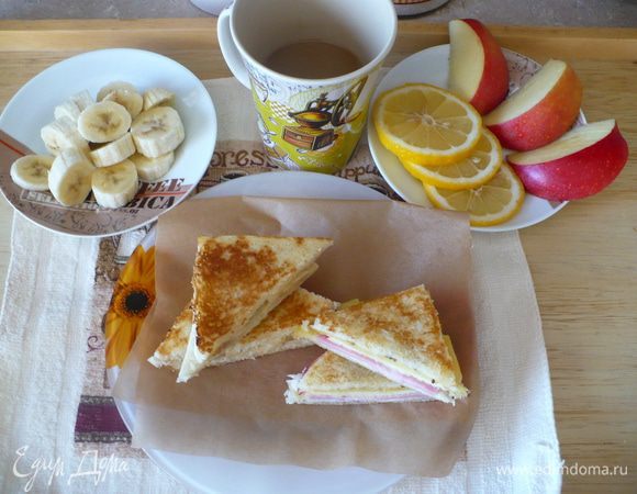 1)  вариант сладкий. 2 кусочка тостового хлеба (корки срезать), кружочки банана, сгущенка, корица, сливочное масло. Хлеб намазать маслом, каждый кусочек с одной стороны. 