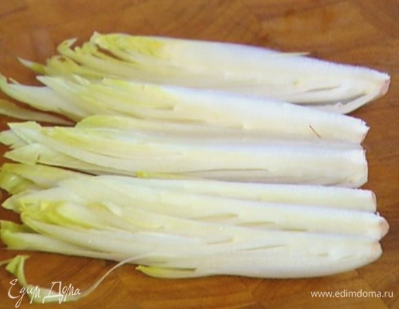 Цикорий разрезать вдоль на 6 частей.