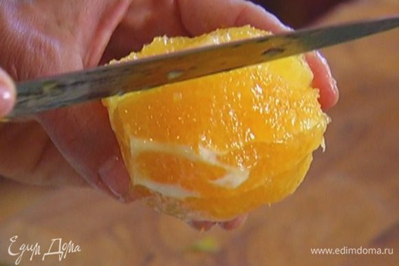 Цедру апельсина натереть на мелкой терке, затем над глубокой тарелкой вырезать мякоть, сохранив выделившийся при этом сок.