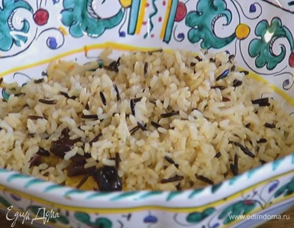 Соединить цедру и мякоть апельсина с оливками, добавить вареный рис и все перемешать.