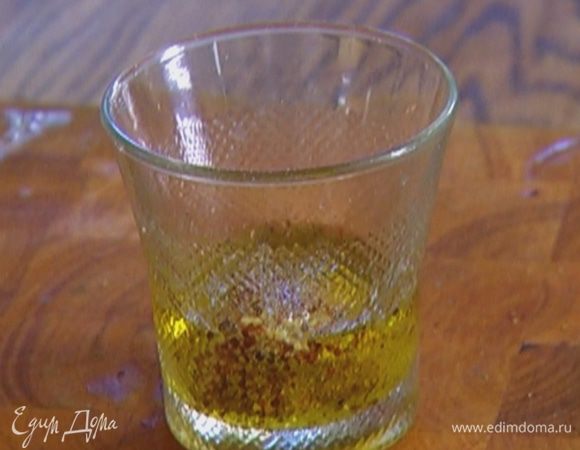 Приготовить заправку: смешать оставшееся оливковое масло с горчицей и 1 ст. ложкой лимонного сока, посолить, поперчить.