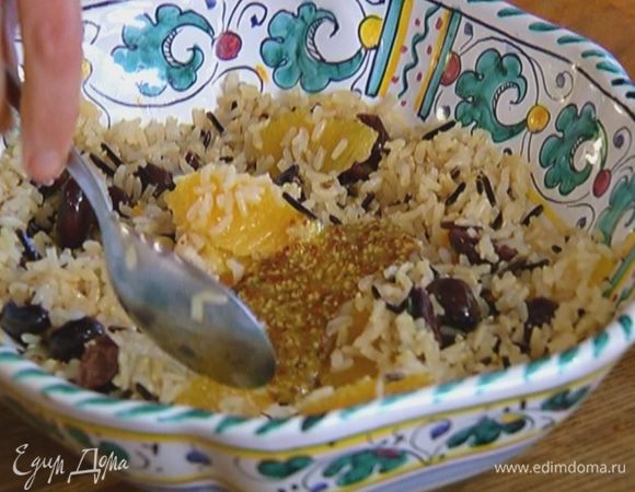 Полить салат половиной заправки и перемешать.