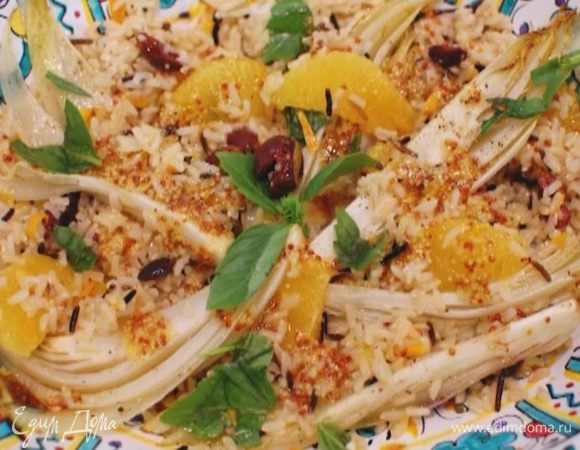 Листья базилика измельчить руками и посыпать салат.