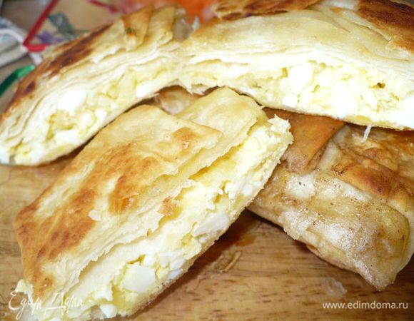 Отварное яйцо и тертый сыр..завернули в половинки тонкого лаваша и обжарили на сливочном масле.. Вкусно и нежно. Особенно со сметанкой и зеленью...