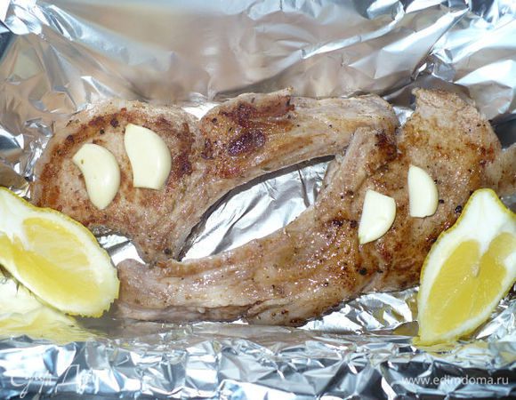 1. Мясо замариновала на ночь (просто было время) в у ст ложках оливкового масла и 2 ложках красного винного уксуса. 
