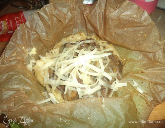 1. Предварительно промытые и немного отваренные грибы обжариваем на сковороде со сливочным маслом. 

