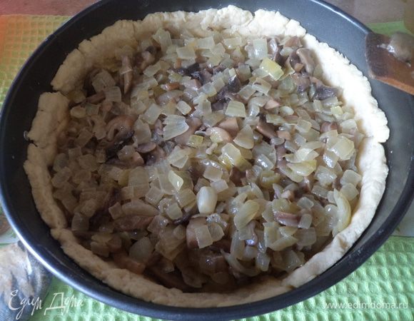 Делаем песочное тесто. Масло комнатной температуры перетираем с мукой (просеянной). Добавляем яйцо и соль. Вымешиваем и ставим в холод минут на 30.