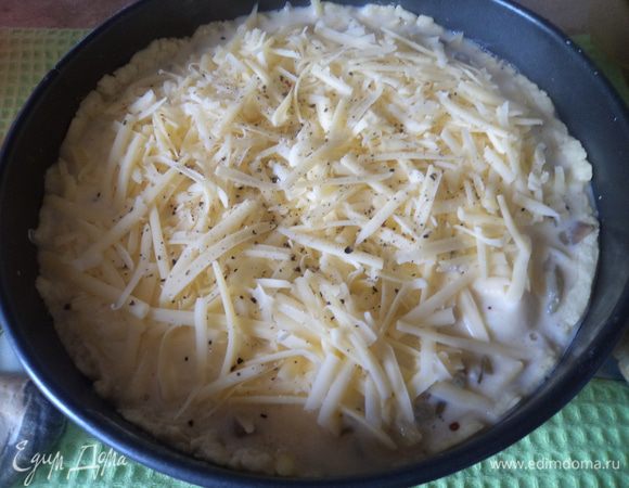 Пока тесто в холоде делаем начинку. Лук режем мелкими кубиками, сыр трем, грибы разморозить и отжать. 