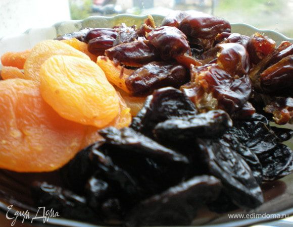 Сухофрукты помыть, высушить, измельчить. 