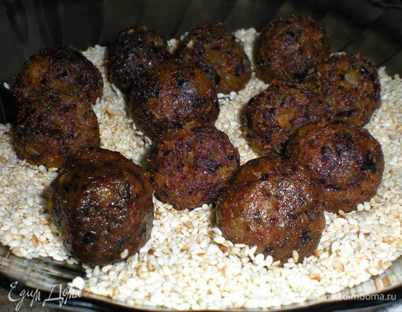 Когда будем формировать конфеты руки должны быть слегка влажными.  Формируем маленькие шарики, хорошенько скатываем. 