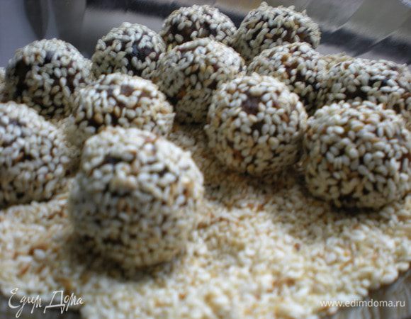 Готовый шарик обвалять в кунжуте, кокосовой стружке или в орешках. Перед употребление рекомендуется поставить в холодильник на 1 час.  Хранятся такие конфетки (в коробочке) в холодильнике  2 - 3 недели. 