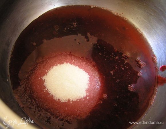 Смородиновое пюре (это измельченная свежая смородина, протертая через сито) смешать с водой и сахаром
