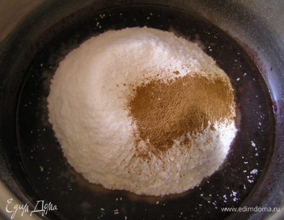 Затем добавить растительное масло и муку, смешанную с разрыхлителем, всыпать корицу.
