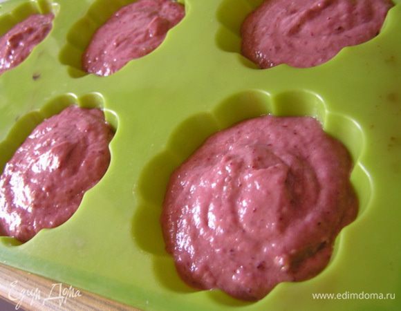 Полученное тесто разложить по формочкам.

