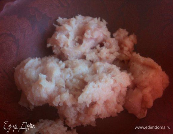 Куриное филе порезать кусочками и измельчить в мясорубке или блендером. Свинину также измельчить или взять готовый фарш.