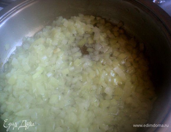 Лук мелко порезать и пассировать до мягкости,                                                                                 