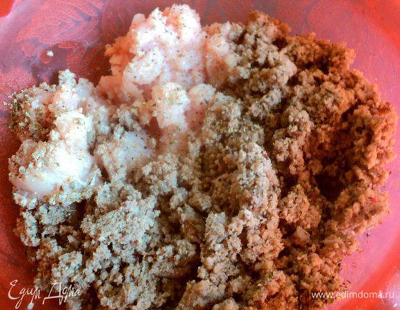 добавить свиной фарш и жарить 10 мин., постоянно помешивая. Затем фарш  охладить и измельчить в блендере  до пюреобразного состояния. 