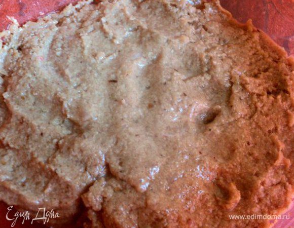 Соединить куриный и поджаренный свиной фарш, добавить специи, коньяк, посолить по вкусу. Хорошо вымесить фарш до однородной массы.