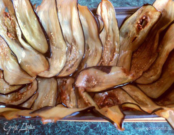 Форму ( 10х20см) смазать растительным маслом и выложить дно и бака пластинками баклажан внахлест.