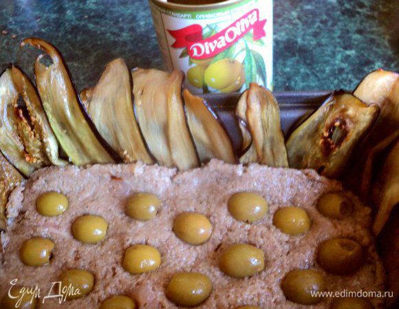 Выложить в форму 1/3 фарша, разровнять и хорошо уплотнить
Сверху в шахматном порядке уложить оливки.
