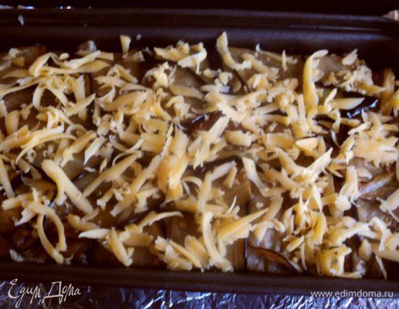 Покрыть верх террина свисающими пластинками баклажан. Я еще посыпала сверху тертым сыром. Запекать в духовке при температуре 180 градусов 35-40 мин. Если верх террина начнет слишком румяниться, прикрыть его фольгой.