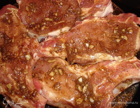 Готовим маринад: имбирь натрем на мелкой терке, чеснок раздавим ножом и мелко нарубим, выложим все в тарелку, добавим соль, соевый соус - 2-3 ст. ложки, бальзамик - 1-2 ст. л, черный перец, оливковое масло (можно и кунжутное). Все перемешаем, обмакнем куски мяса, оставим промариноваться.