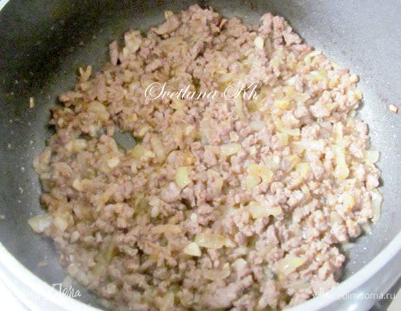 Подготовить начинку. Смешанный фарш обжарить в небольшом количестве масла с луком и чесноком, добавить паприку и острый перец.