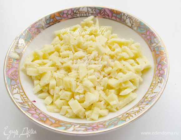 Булгур отварить в подсоленной воде с ложкой растительного масла.Сыр измельчить или порезать