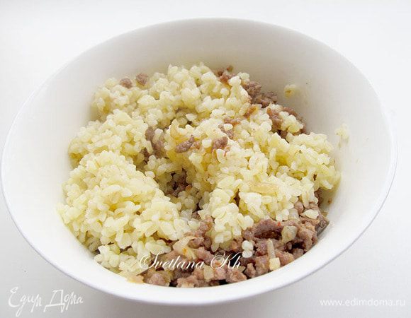Смешать булгур и фарш.