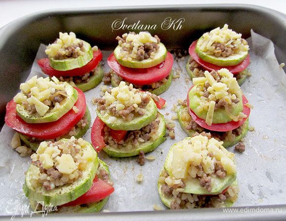 Потом - снова кабачок, фарш, сверху посыпать сыром. Запечь башенки в духовке 10 минут до того, как сыр расплавится. Приятного аппетита! Мне очень понравилось!