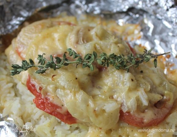 Заворачиваем рыбу с рисом в конверты и запекаем 30 мин. в прогретой до 200 гр. духовке. Вынимаем рыбу, раскроем конверт (заодно проверим готовность) и бросим по веточке тимьяна. Закроем пакет и оставим пропитаться ароматом. Подаём немного остывшим с бокалом белого вина. Я сухое люблю:)
