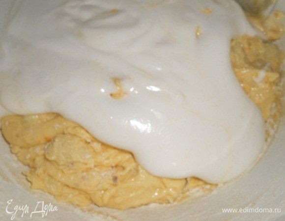 Сначала испечем бисквит. Для этого яйца разделить на желтки и белки, желтки растереть с половиной сахара, а белки взбить отдельно с остальным сахаром до мягких пиков, в желтки добавить муку и аккуратно перемешать,затем ввести белки и тоже очень аккуратно перемешать.