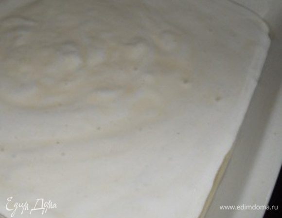 Кладем тесто в смазанную форму (противень) и выпекаем при т. 180 градусов до готовности,  достать из формы, как остынет, разрезать надвое.