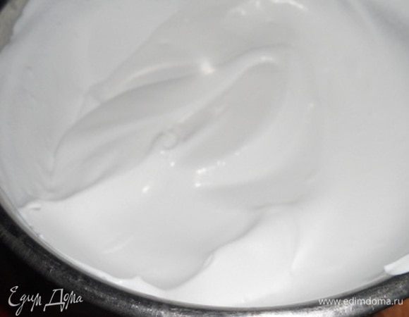 Теперь взбиваем сливки (у меня сладкие кондитерские, поэтому я сахар не добавляю) до мягких пиков, добавляем сливочный сыр и еще раз взбиваем, так чтобы не было комочков в креме.