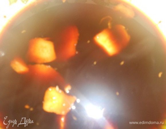 Теперь нужно заварить кофе около 130 мл и добавить порезанный тонкими пластиночками имбирь, дать настояться.