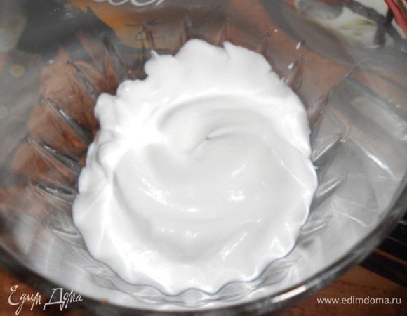 Берем стаканчики на дно кладем пару ложек крема, затем вырезаем кружочек бисквита по размеру стаканчика, окунаем этот бисквит с двух сторон в кофе.