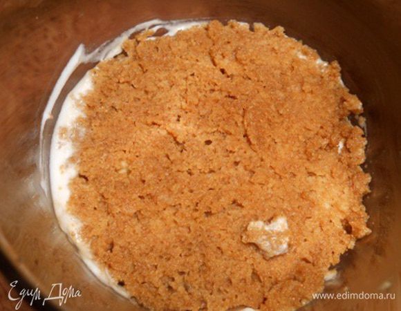 Плотненько укладываем поверх крема, сверху кладем еще пару ложек крема и затем еще кружочек смоченного в кофе бисквита.