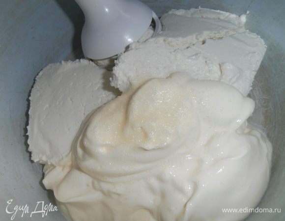 Смешиваем творог и сметану...(у меня 400гр творога+220гр сметаны)