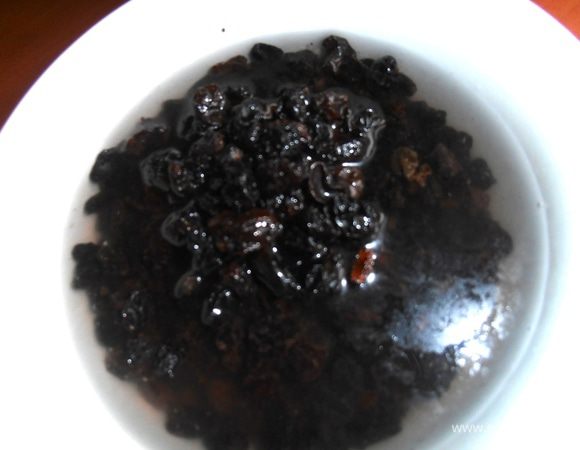 Изюм(я взяла 140гр) заливаем кипятком заранее(я промываю и снова заливаю)