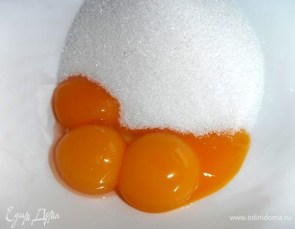 Желтки(4шт.на 2пачки творога) отделяем от белков...