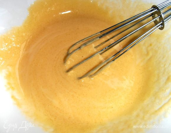 Взбиваем венчиком с сахаром(100гр я брала)и ванилью до посветления...