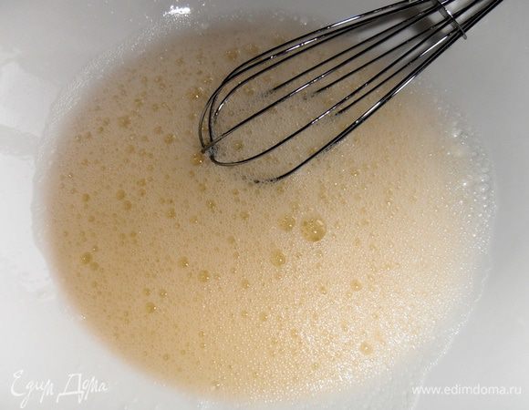 Белки взбиваем отдельно с щепоткой соли до пенки...