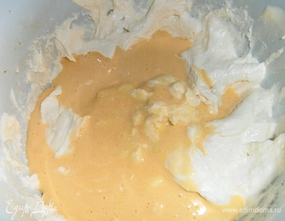 Желтки отправляем к творожной массе,перемешиваем...