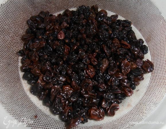 Изюм уже разбух,откидываем его на сито(я ещё потом отжала рукой его!)